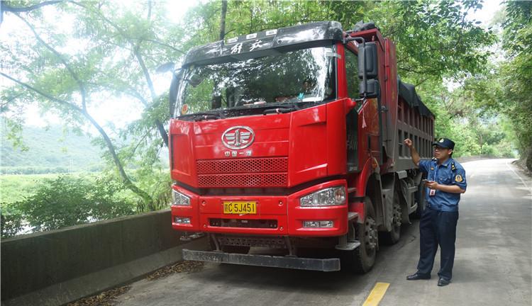 8月2日,县交通运输局执法人员对货运车辆进行执法检查.通讯员供图